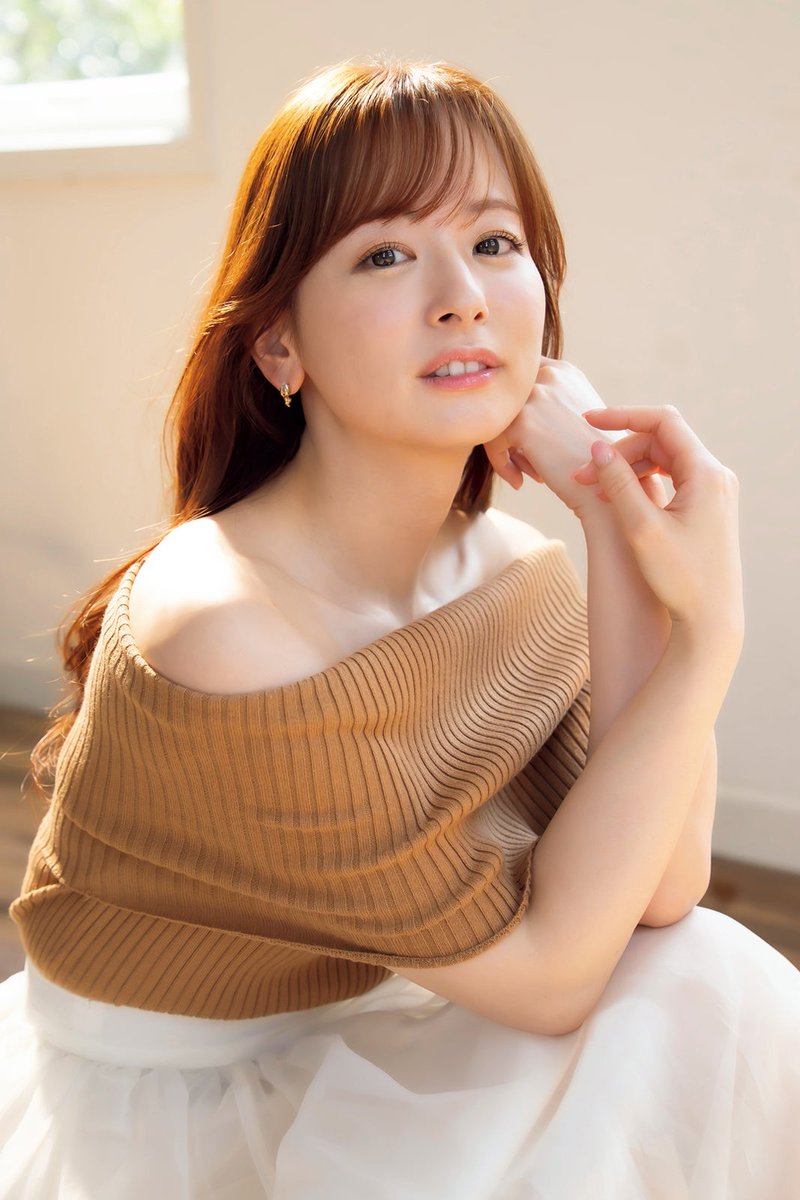＜皆藤愛子＞「FLASH」初登場　41歳の変わらぬ美貌、清涼感　艶やかな表情も