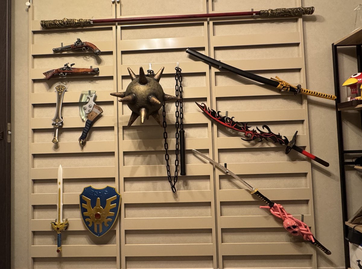 【芸人】狩野英孝、まるで“武器庫”のような自宅壁を公開「武器屋商人の部屋、センス良い」と反響