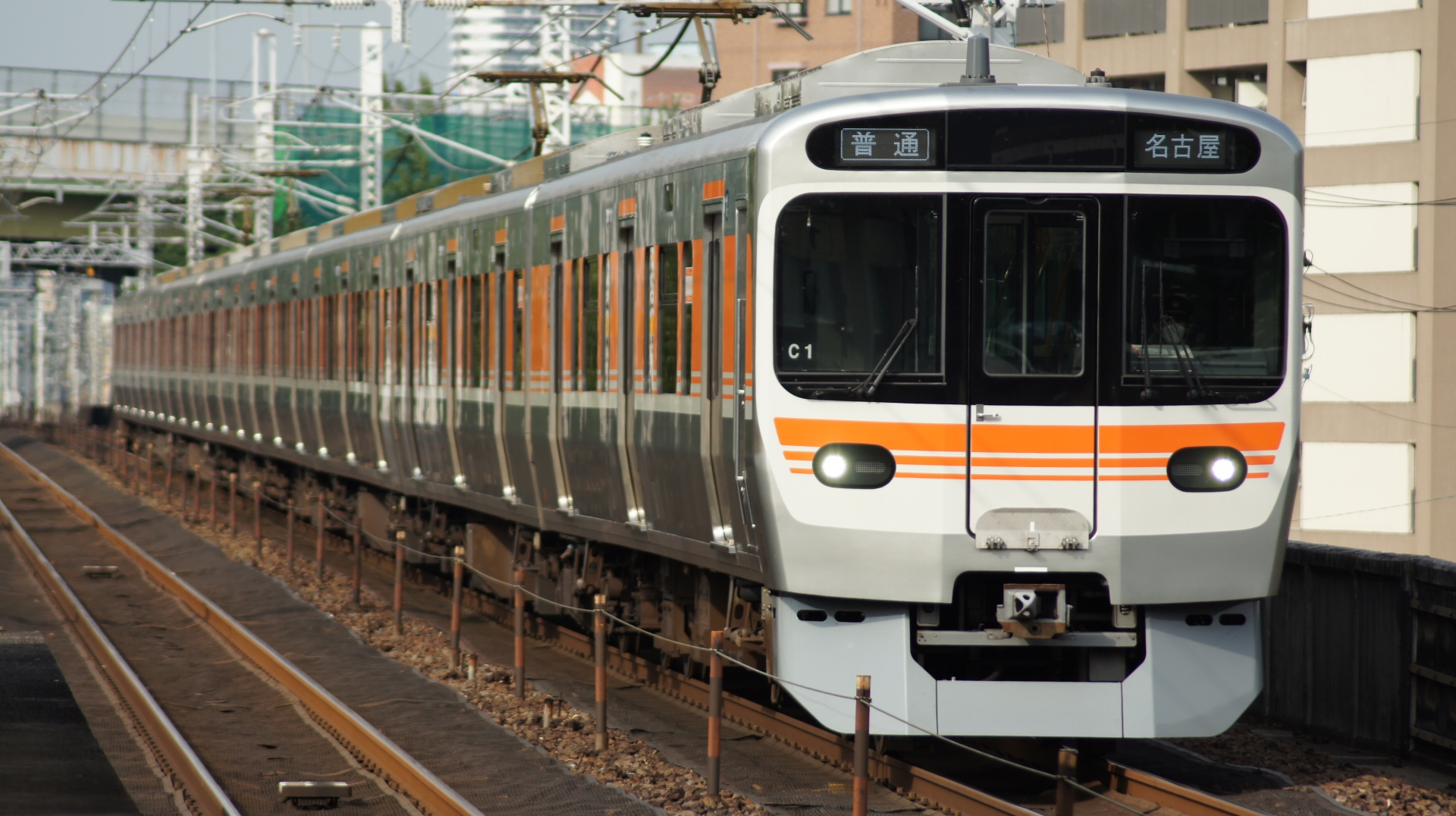 JR東海「ロングシートの新快速」なぜ誕生？ “クロスシートばかりの路線”に異変 今後はどうなるのか