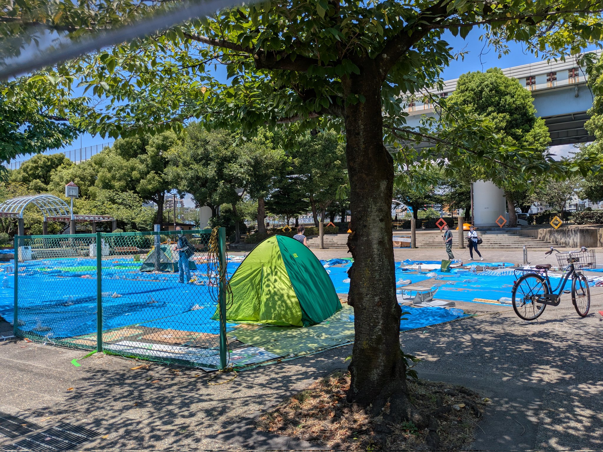 【画像】今夜の隅田川花火大会、各所で場所取り始まるW