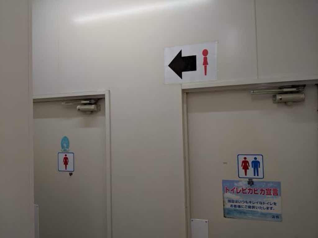 コンビニの男女共用トイレに盗撮カメラ設置した男55歳を逮捕😢