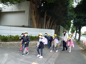 小学校の帰りにじゃんけんして3本先の電柱までランドセルみんなの運ぶとかあったな。今いじめになるの