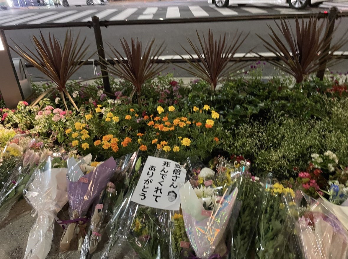 安倍元首相の献花台、ものすごい数の花が集まる