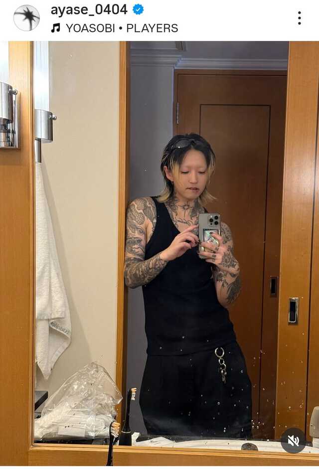 YOASOBI・Ayaseの最新ショットにファン仰天  びっしりタトゥー、「バチクソかっこいい」「めっちゃ痩せてる」
