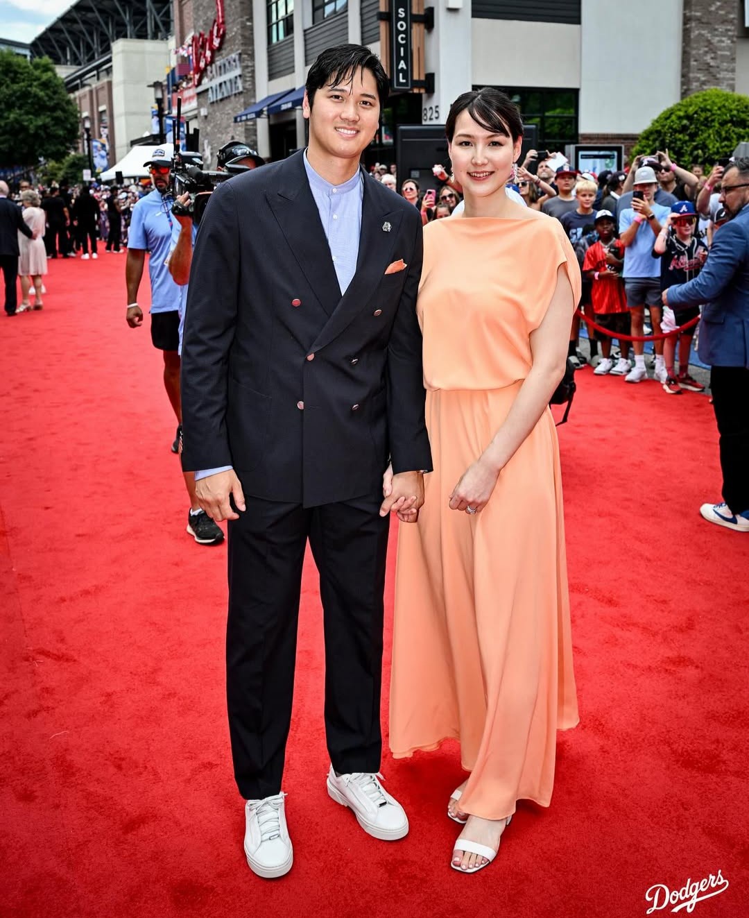【MLB】大谷翔平、真美子夫人 レッドカーペットに登場! 第1子出産後のスレンダーな姿に「産後とは思えん」「母になってより綺麗に」