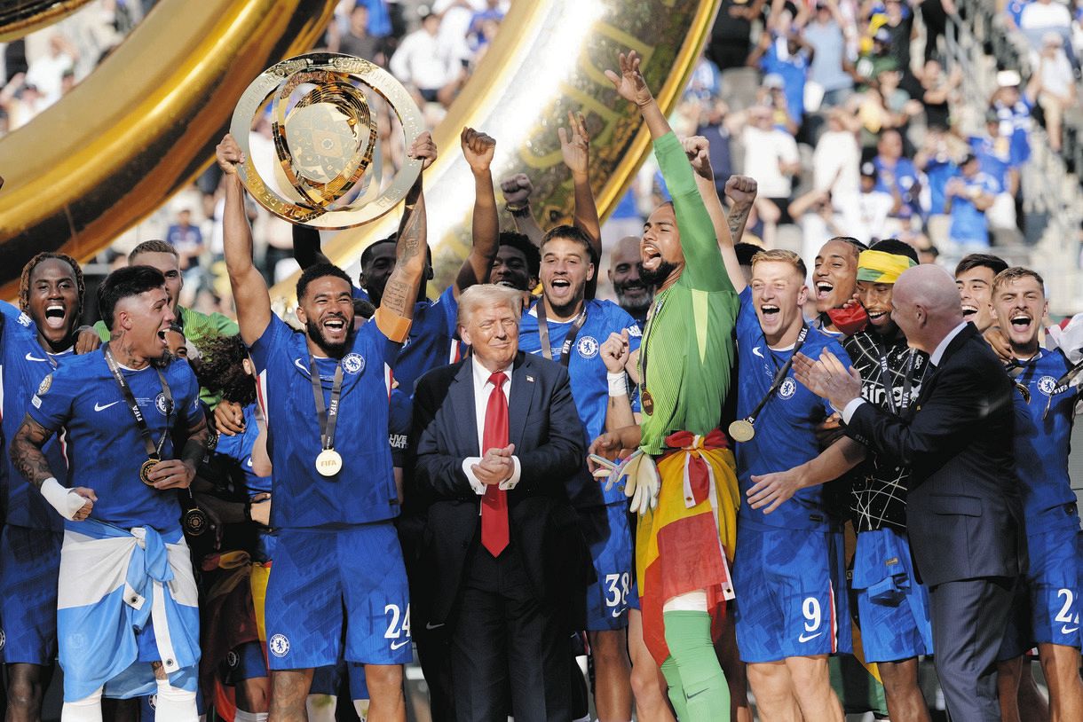【サッカー】トランプ大統領、空気を読めない“奇行”にチェルシーの選手も困惑…歓喜トロフィーの場面でも『ど真ん中』に居座る