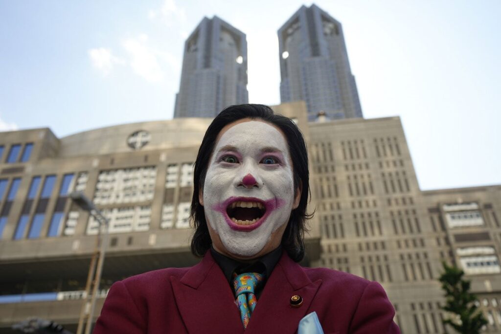 【ジョーカー議員】戸田駅のコンビニ前で立ちションしてた外国人を注意した河合ゆうすけ氏、襲撃され負傷