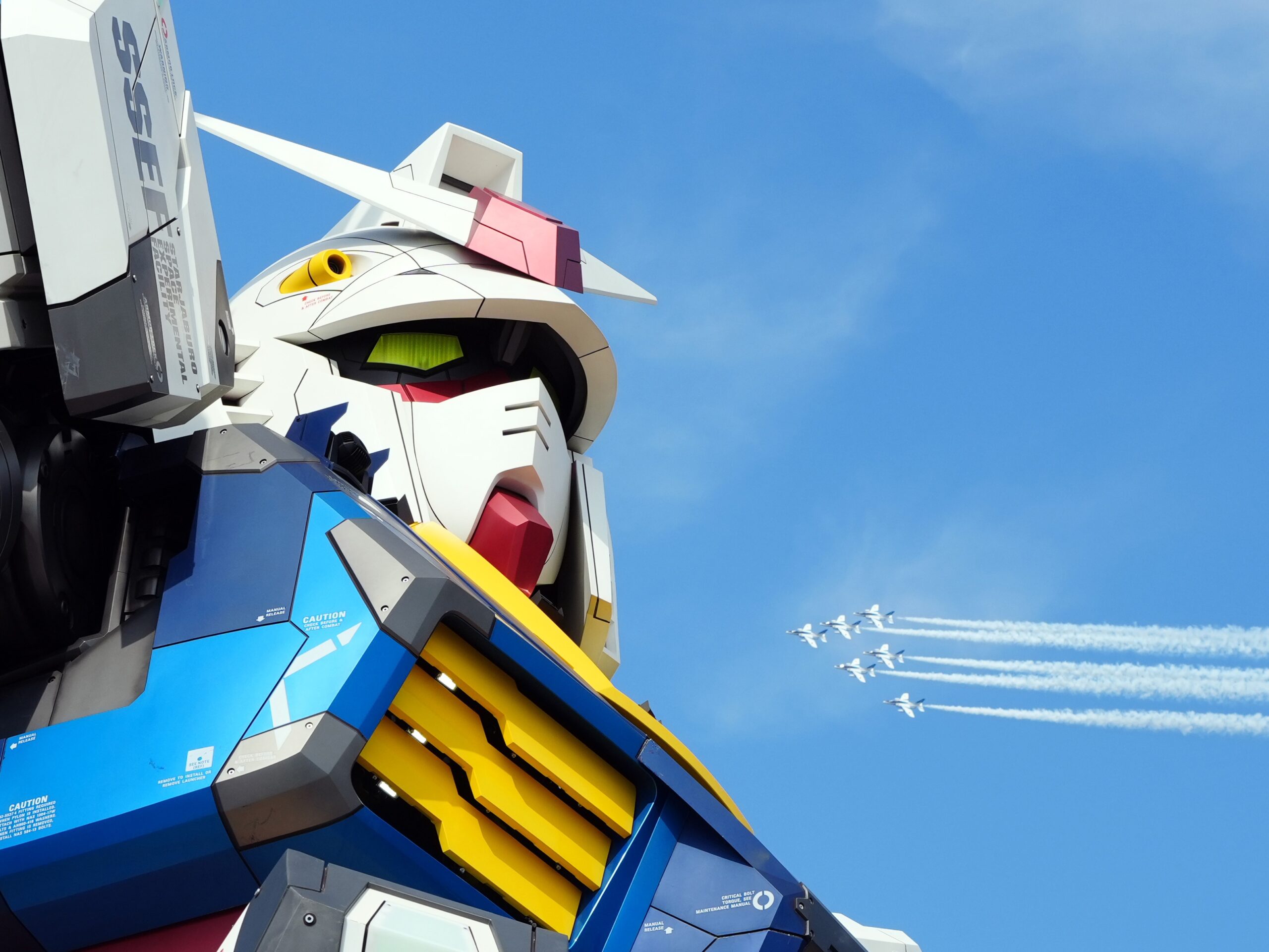 【画像】万博のブルーインパルスとガンダムがエモすぎると話題に これ半分オデッサ作戦だろ