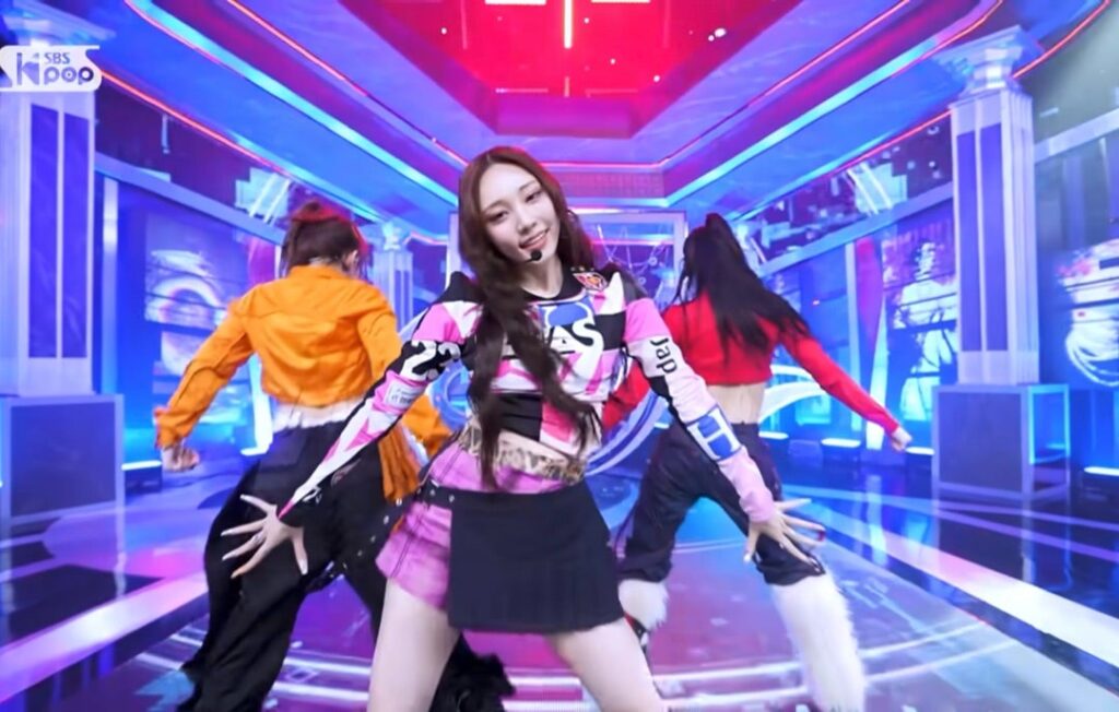 K-POPグループ着用衣装が物議、「J◯p」のデザインに批判　ブランドが謝罪