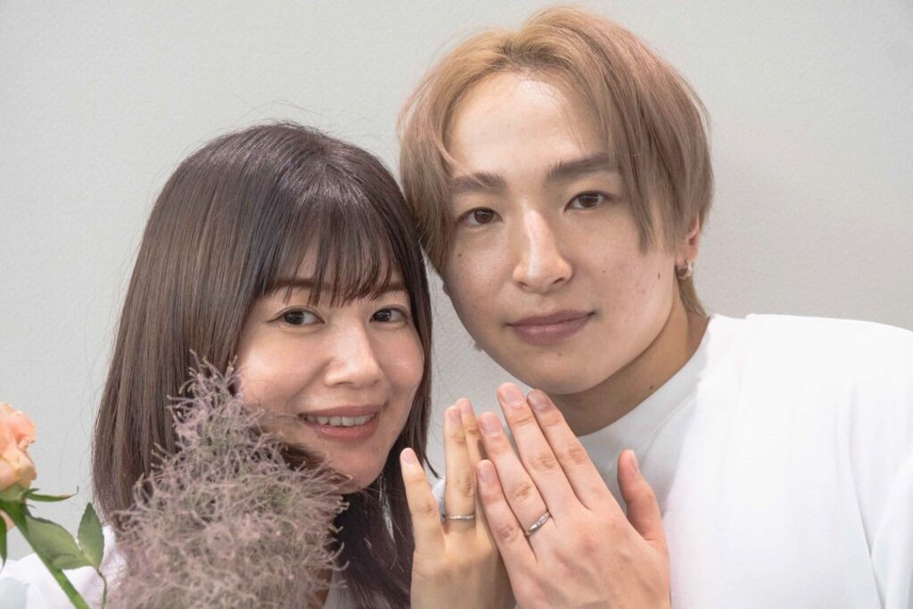 小林礼奈、2ショットで電撃再婚を発表 「彼氏募集イベント」きっかけで8才年下と交際3カ月で