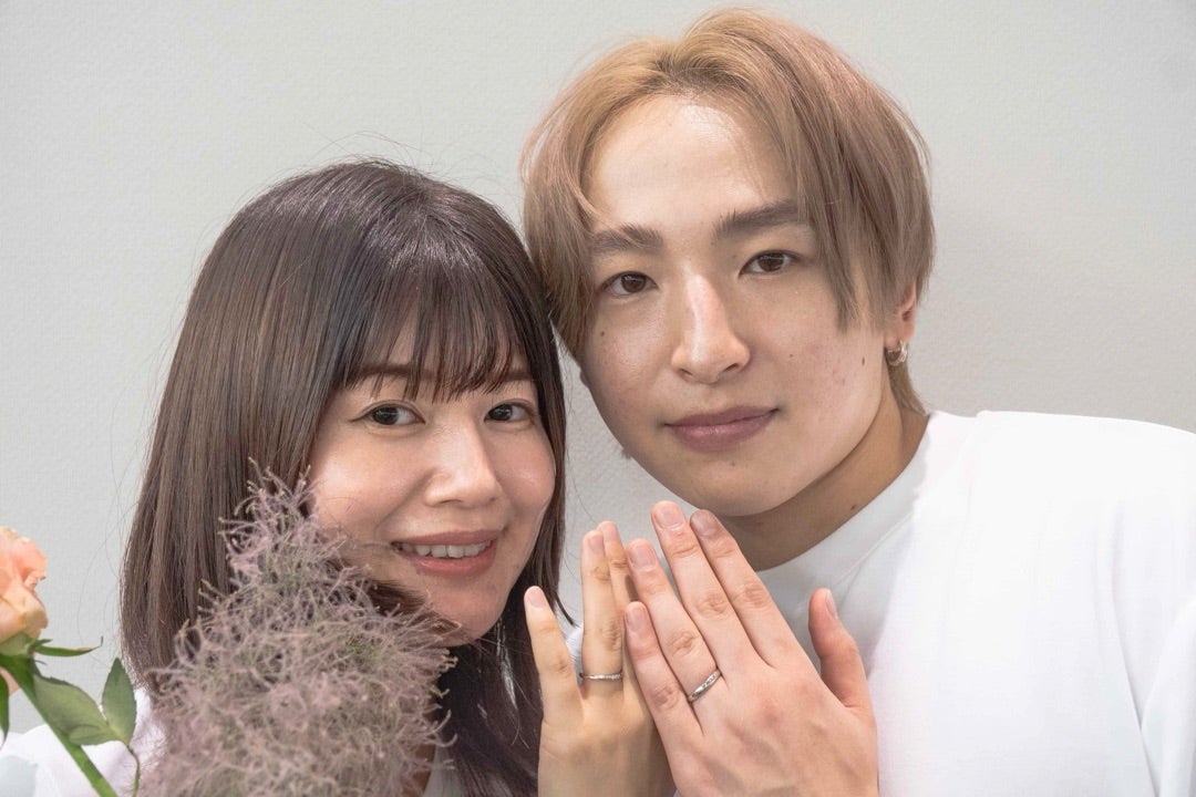 小林礼奈、2ショットで電撃再婚を発表　「彼氏募集イベント」きっかけで８才年下と交際３カ月で