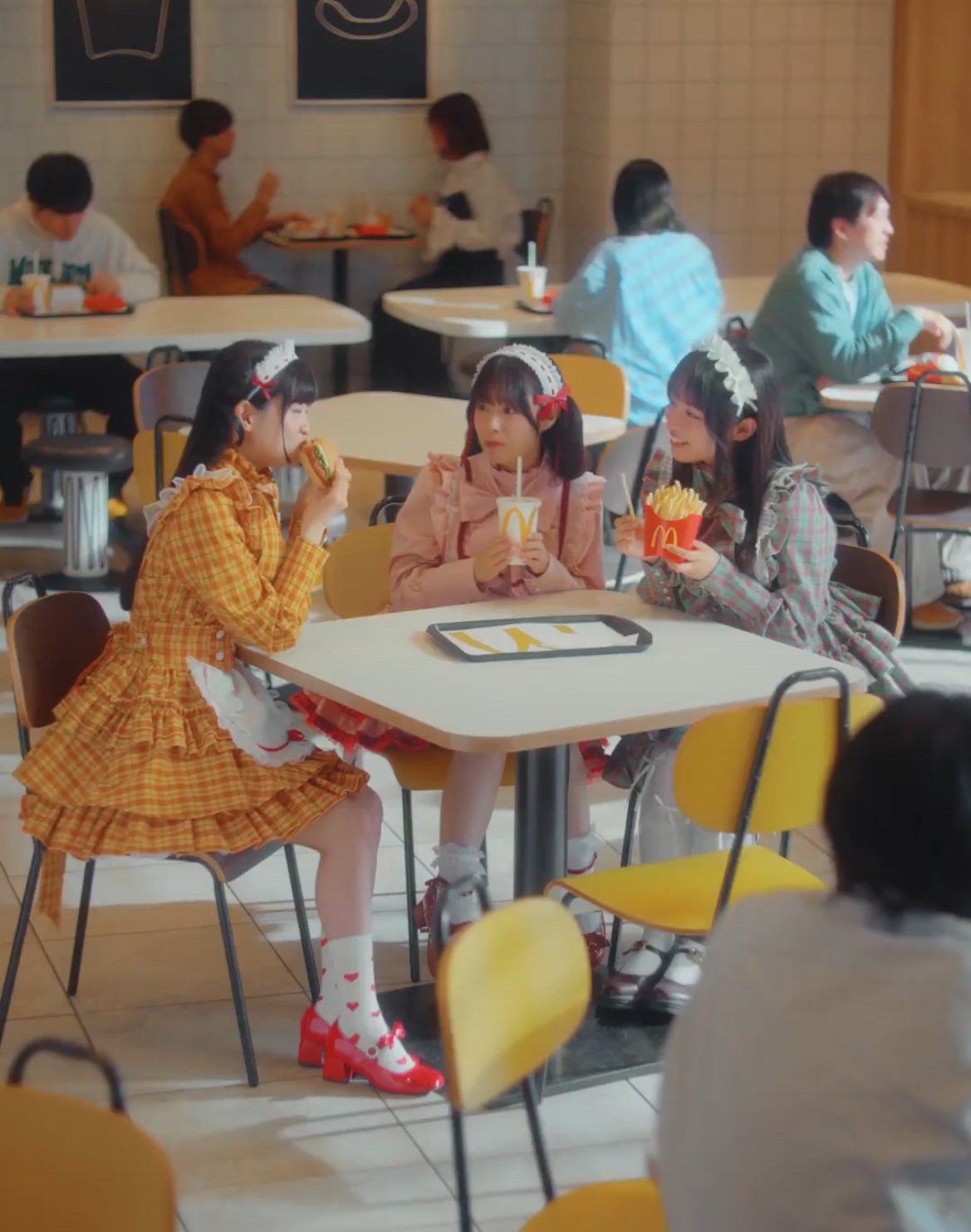 【悲報】ルビィちゃんとその仲間たち、マクドナルドで1つのセットを3人で分け合う