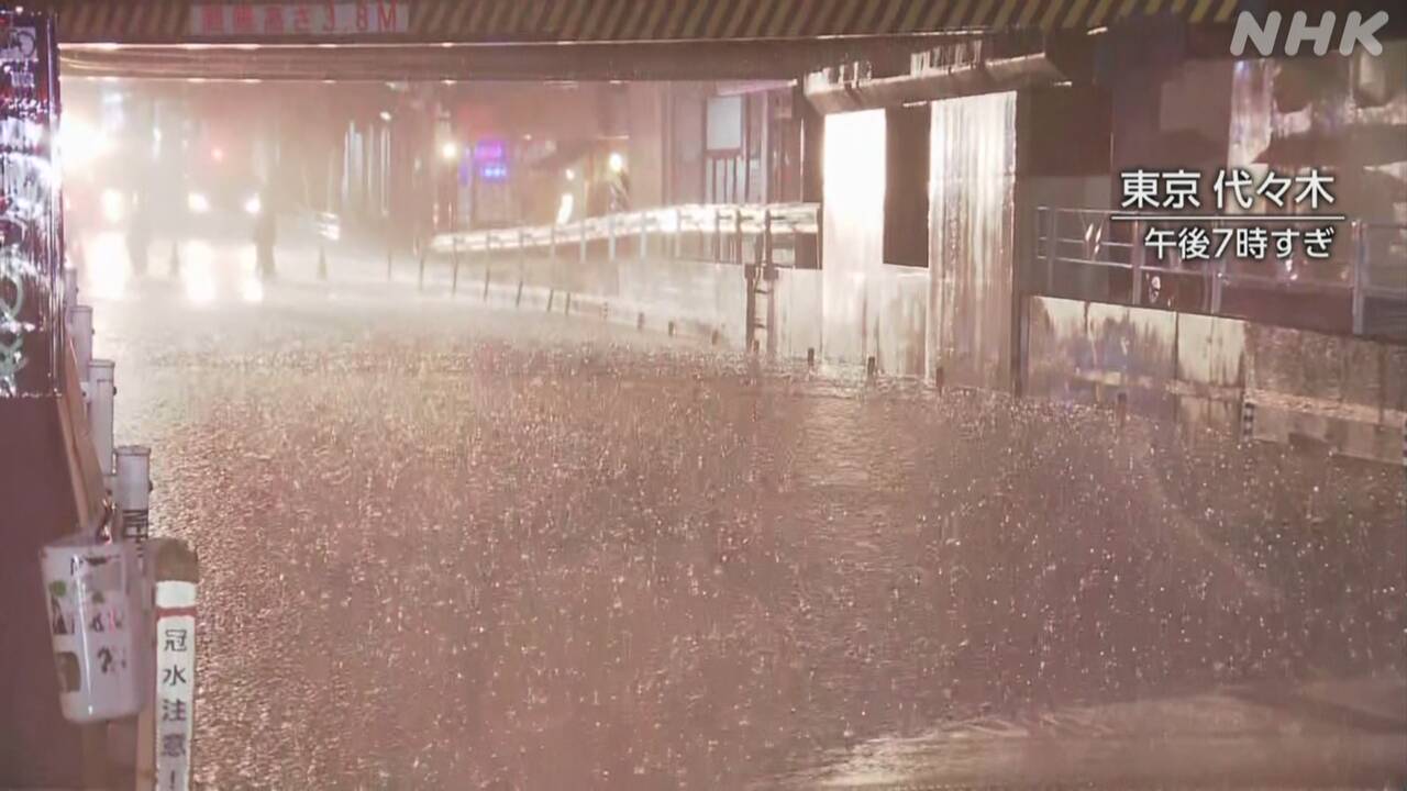 代々木のアンダーパスで車が水没