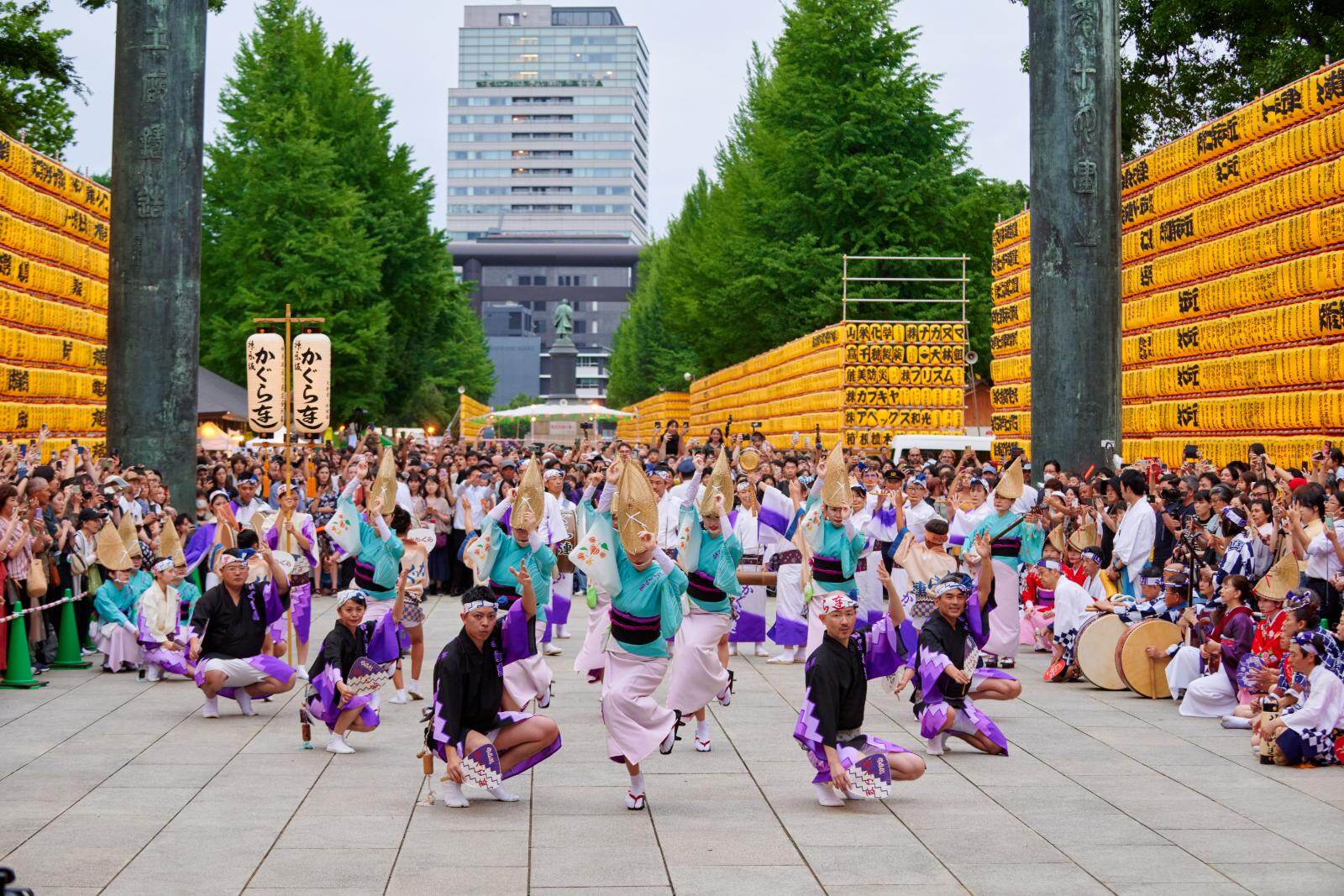 「みたままつり」東京・靖国神社で – 夜空に浮かぶ提灯やぼんぼり、ねぶた祭の山車も登場