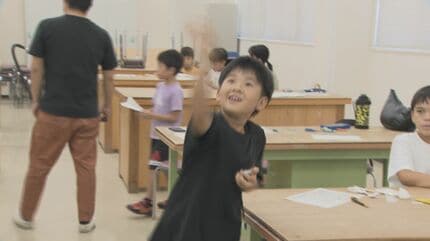 「ものづくりの楽しさ感じて」小学生が紙飛行機作りを体験