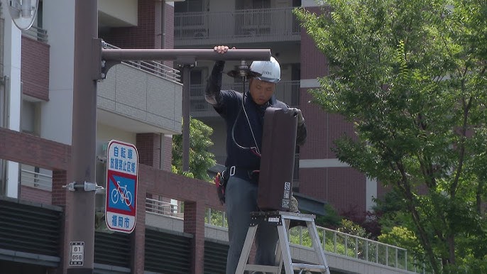 「信号機がぶらぶらしている」歩行者用の信号機に選挙カーが接触