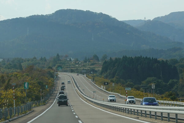 「天空の高速」4車線化へ！ 東海北陸道の豪雪山岳区間で“新トンネル”使用開始 怪しく光るトンネル!?