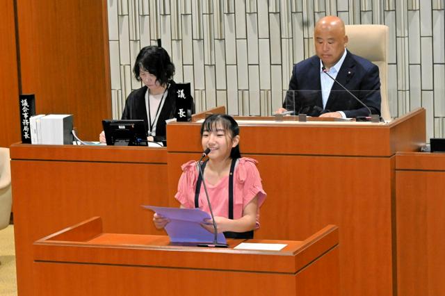 「学校のプール、修理して」 子ども議員の要望に町長「1億円以上かかるプールの建て直しは現状では難しい」  京都笠置町