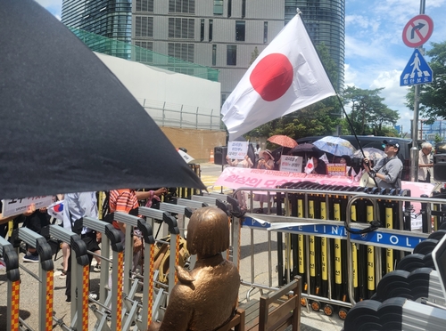 「慰安婦詐欺をやめろ」日本大使館の少女像前で水曜集会に反対する市民団体が集会　反日団体の座り込み中止で