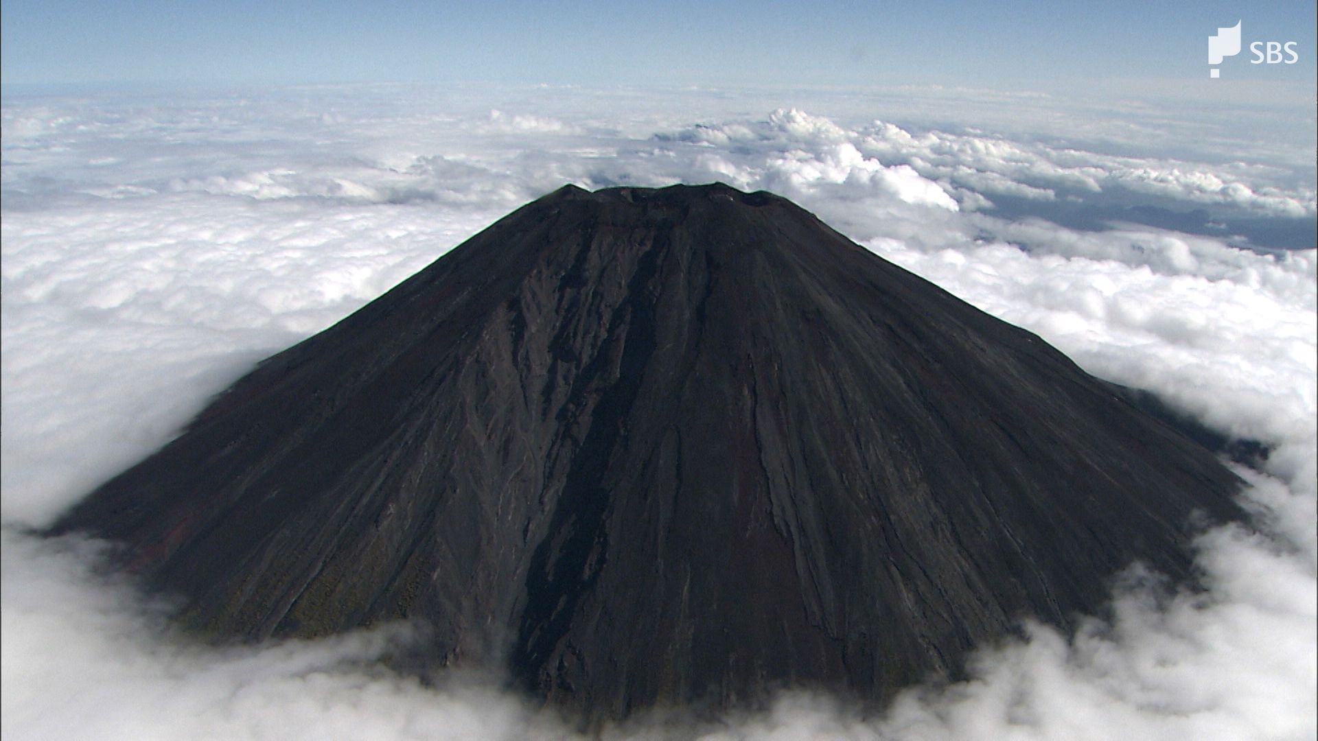 【また】「夜で恐怖を感じていて、助けてほしい」富士山宝永火口付近で外国人とみられる女性遭難 山岳遭難救助隊が現場に向かう