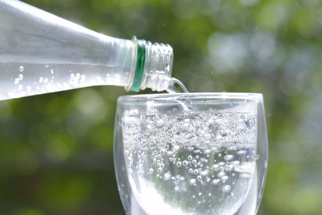 【シュワシュワ】『炭酸飲料を飲むと骨が溶ける』はウソ？ホント？→ 医師が明かす、“驚きの真相”と飲むときの注意点とは？