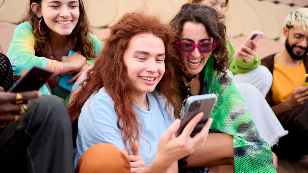 【スマホ】TikTokやInstagramにアクセスできずネット検索もできない「子ども向けiPhone」が発売される　英国