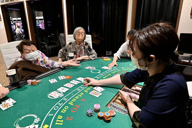 【デイサービス】高齢者が“カジノ”にドハマり…　ポーカーで大勝ちした81歳女性は「普通のデイサービスは人形を作ったりするだけでつまらない」