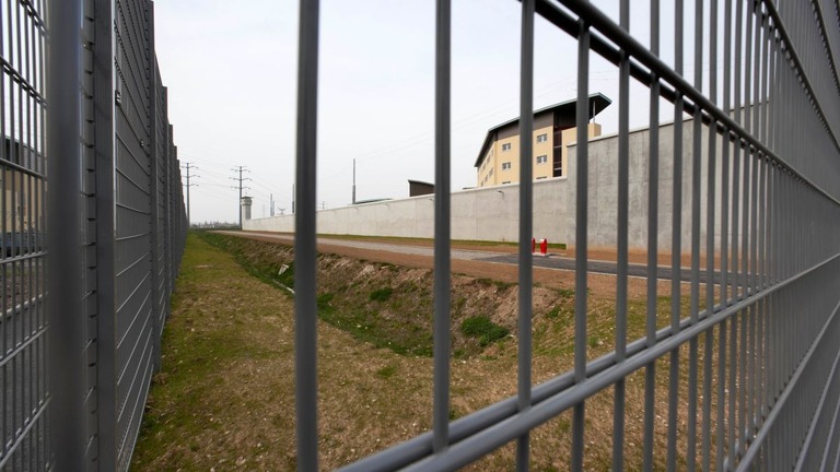 【フランス】服役中の受刑者、出所する同房者のかばんに隠れて脱獄