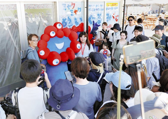 【万博】ミャクミャク、なぜ人気？心理学者ら分析…「気持ち悪い」から一転「本当は優しいヤツ」との声も