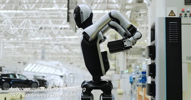 【人型ロボ】自力でバッテリーを交換　「24時間365日連続稼働」うたう　中国ロボット企業が動画公開