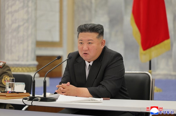 【北朝鮮】金正恩委員長、ロシア派兵北朝鮮軍戦死者の遺体の前でひざをついて涙ぐむ
