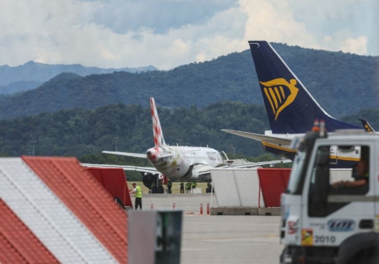 【国際】離陸中の航空機のエンジンに吸い込まれ男性死亡、伊ミラノ