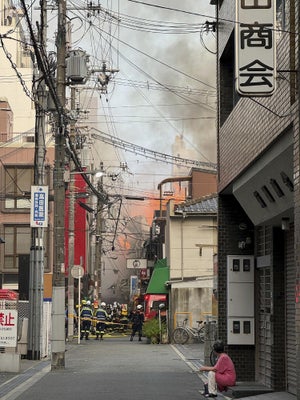 【大阪】十三で未明に火災、出火元の居酒屋従業員「まかない作ろうと油を火に掛けた」「店外に出た間に」