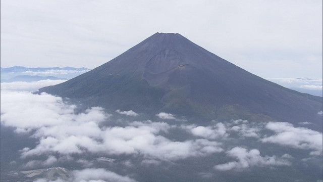 【富士山】中国人男性が下山中に転倒し負傷　静岡県警がブルドーザーで搬送・救助　富士宮口８合目付近