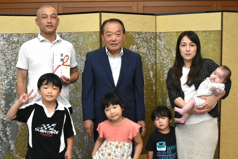 【岐阜】「第7子」に応援金310万円→4男3女の家族が達成