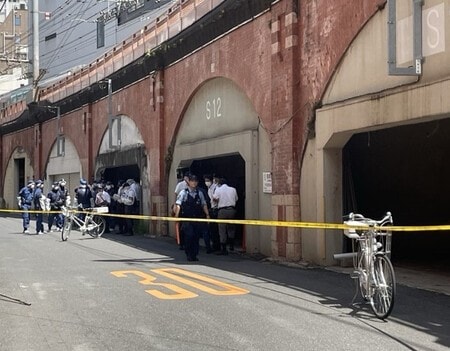 【東京】中国人２人、鉄パイプで殴られ重傷　男４人組、なにわナンバーのレンタカーで逃走　神田駅近くの路上