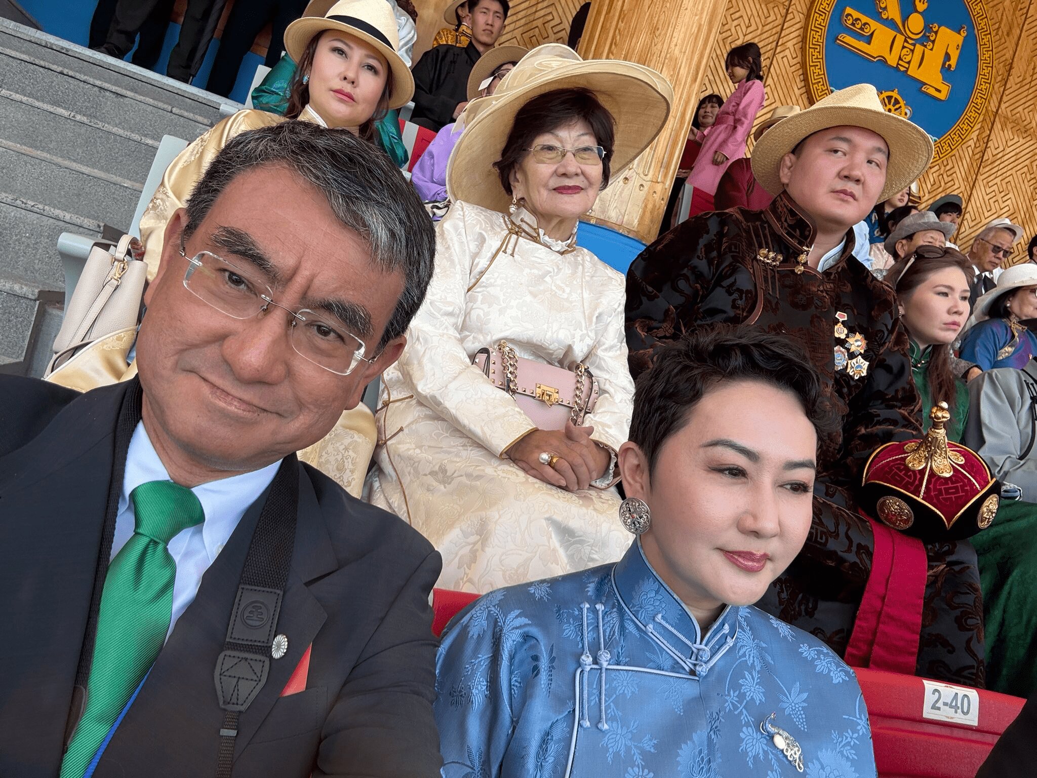 【無礼者、不敬である！！】河野太郎が両陛下モンゴル訪問で“大ヒンシュク事件”をが起こしていた！《機内食、晩餐会のメニューを次々投稿、河野氏は「回答は差し控える」》