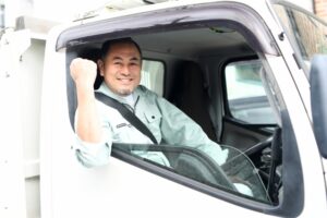 【物流】何歳までトラックのハンドル握れる？「６５歳まで」がトップ