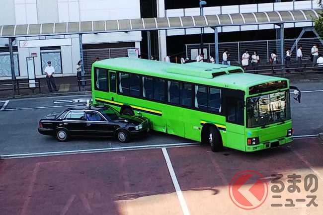 【異例】京都市営バスが急ブレーキ、転倒した女性が骨折！ 急ブレーキをかけさせた自転車を「ひき逃げ」容疑で捜査!? 元警察官が解説