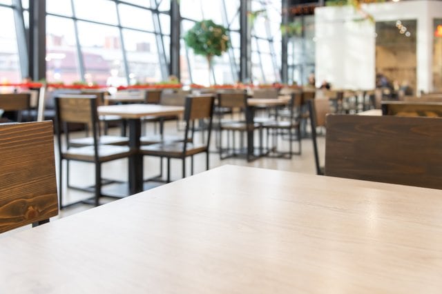 【社会】「令和のフードコートは地獄絵図」昼から酒を煽る高齢者軍団にテーブルに乗る子を注意しない親。