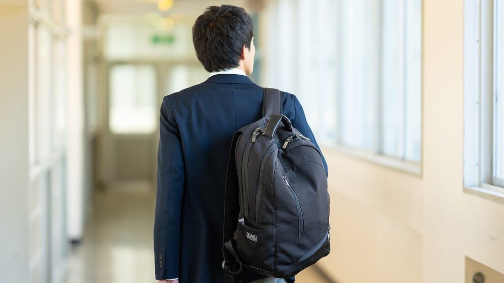 【宮崎】走行中の列車内で１０代女性にわいせつ行為、体液をかける　１８歳男子高校生を逮捕