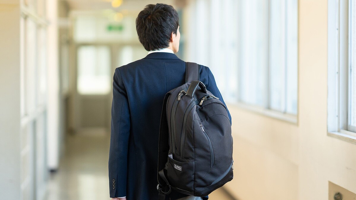 【宮崎】走行中の列車内で１０代女性にわいせつ行為、体液をかける　１８歳男子高校生を逮捕