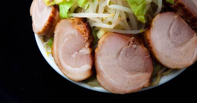 【贅沢な食事】石破総理、X投稿の「山盛りチャーシュー麺」なぜか物議…国民がキレた理由を自民党には理解不能！「家計負担は増える一方、身内には信じがたい優遇」
