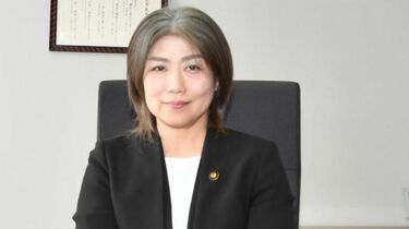 【静岡・伊東】「謝罪の場でなぜピンク色のジャケット？」田久保真紀市長の会見に抱いた“強烈な違和感”…ピンクが伝えるメッセージは？
