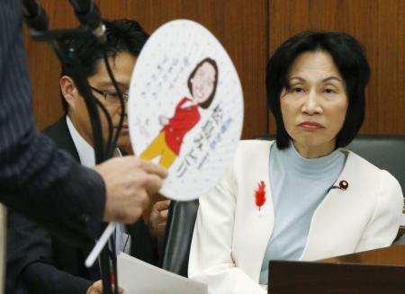 【公職選挙法違反】うちわを配布で、松島法相を徹底追及し辞任に追いやった蓮舫『（当日に投票依頼は）不注意です』→→  Ｘ民『公職選挙法違反やろ！やめろ、辞職しろ』