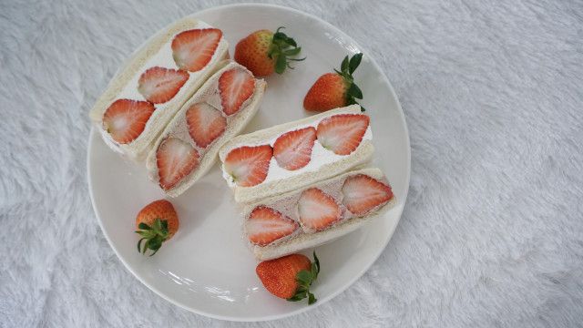 イギリスで日本風のイチゴサンド発売→「これデザートじゃないの？」と物議に