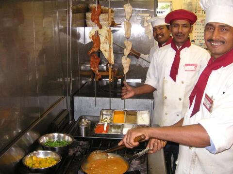 【8割がネパール人のカレー屋の闇】なぜ潰れないのか。客が居なくても、雇用→解雇→雇用のループでブローカーのオーナーが儲け続けるという仕組み