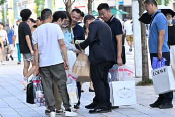 渋谷センター街で横行する外国人の「コンビニ飲み」に地元の悲鳴　“酒没収パトロール”でトラブルも