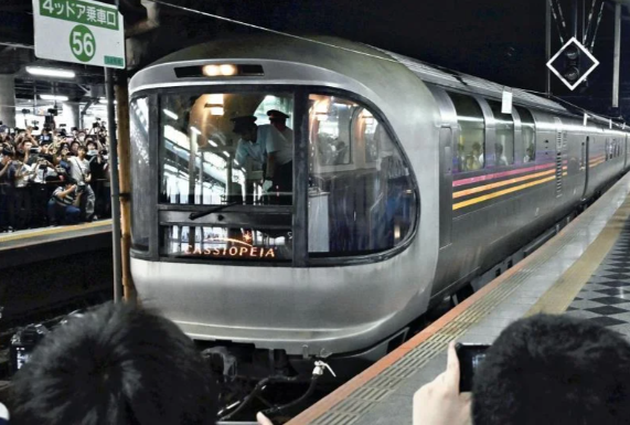 E26客車（カシオペア）ラストラン　…後の上野→尾久回送で鉄ヲタが鈴なり