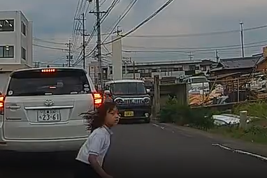 【動画】女子小学生、飛び出してワゴンRに轢かれる　　三重県